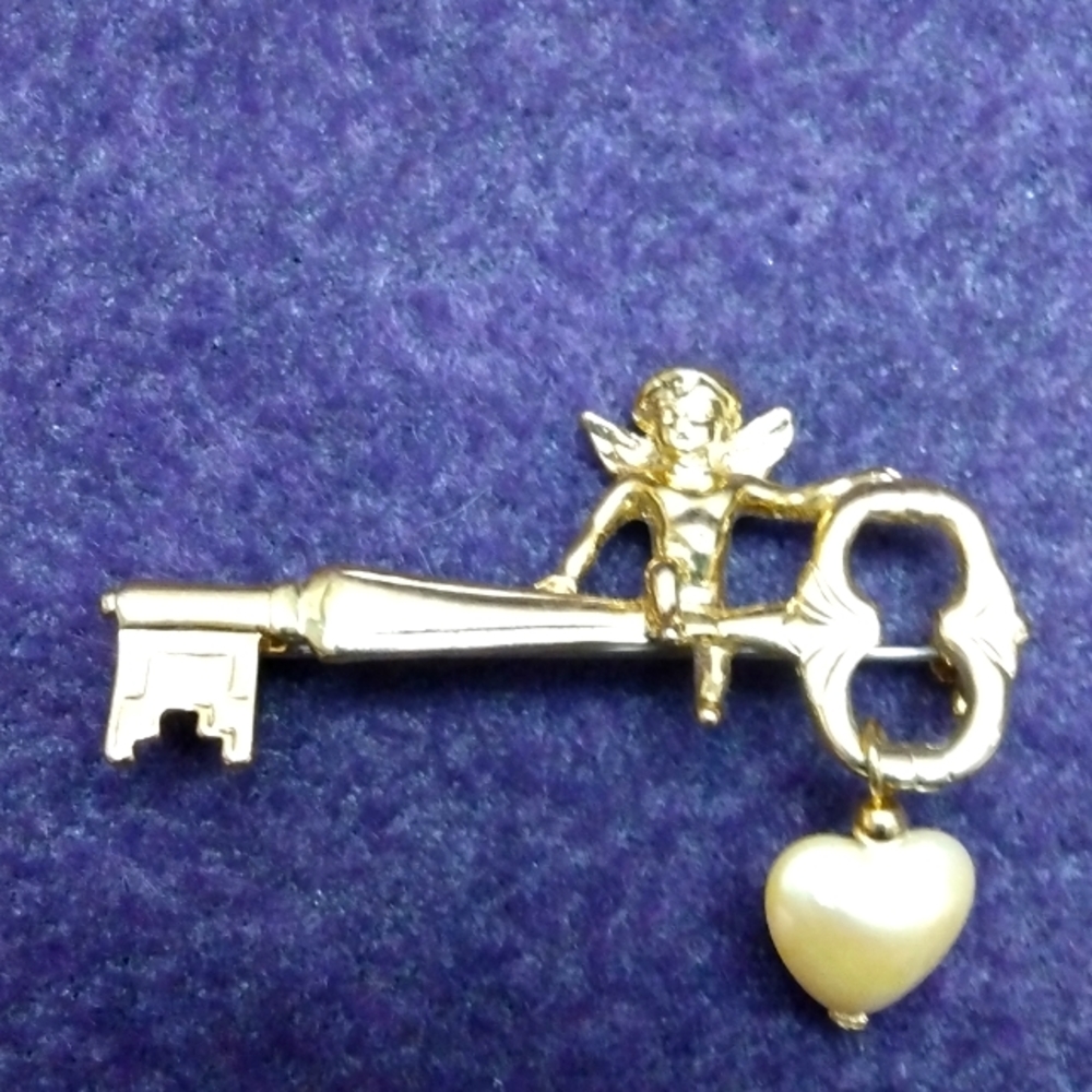 White Gold plated angel key to your heart w heart shaped pearl